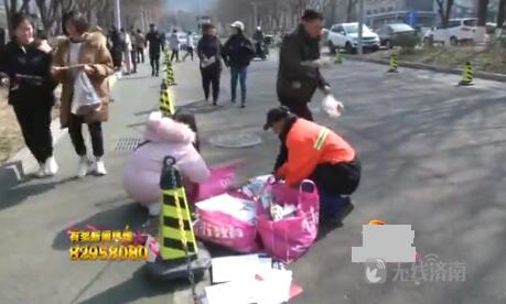 济南粗心艺考生误扔准考证 热心人帮翻废旧资料堆