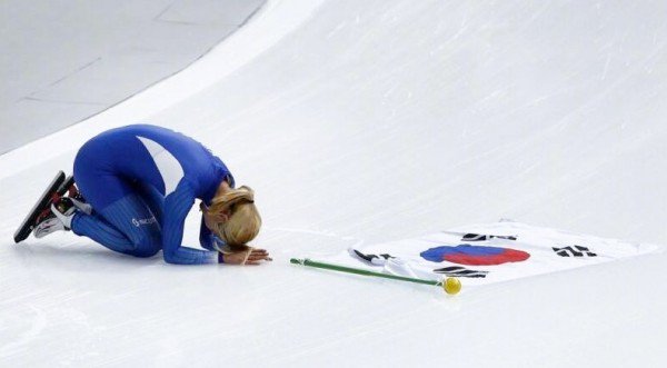 作秀？选手摘银磕头道歉痛哭 金宝凛公开表示:父母在场