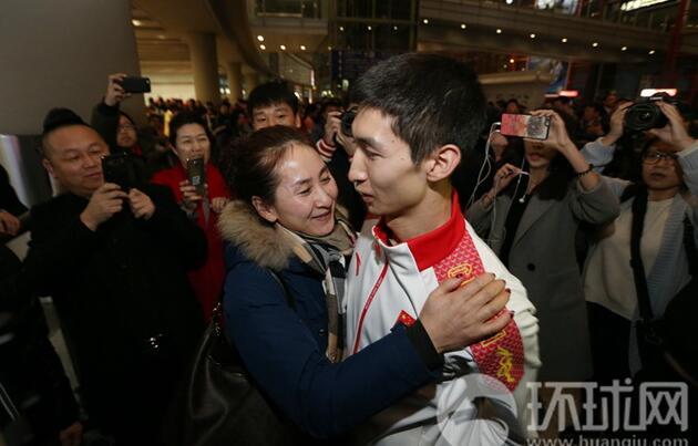 载誉归来！短道速滑队回国 开幕15个比赛日中国代表团摘1金6银2铜