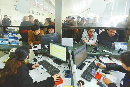 26日，在槐荫区车管所，前来销分的市民挤满大厅。 记者王汗冰 摄