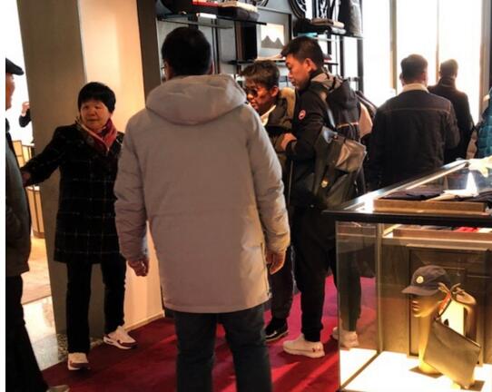 其乐融融！王宝强陪父母逛街 妈妈选中一件衣服宝强拿起让父亲试穿