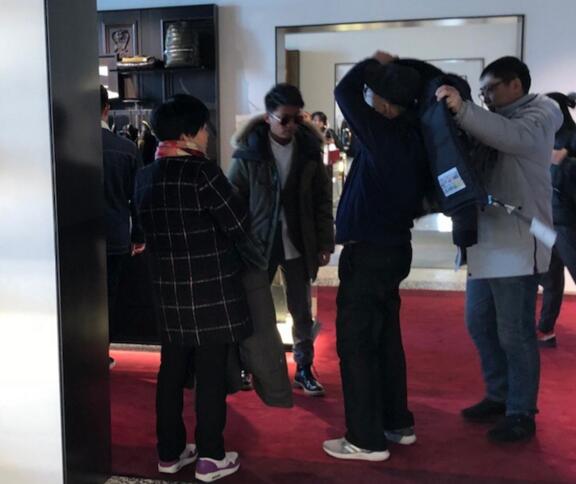 其乐融融！王宝强陪父母逛街 妈妈选中一件衣服宝强拿起让父亲试穿