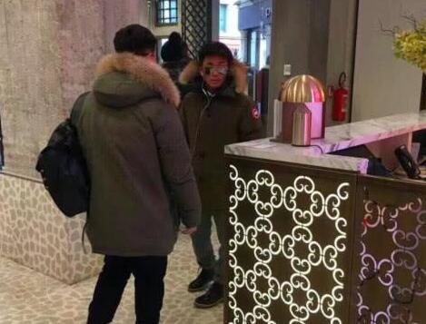 其乐融融！王宝强陪父母逛街 妈妈选中一件衣服宝强拿起让父亲试穿