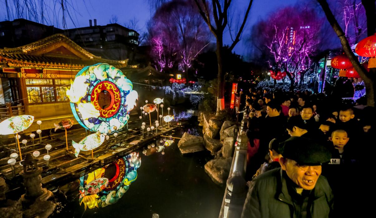 元宵灯会哪家强？记者探灯行