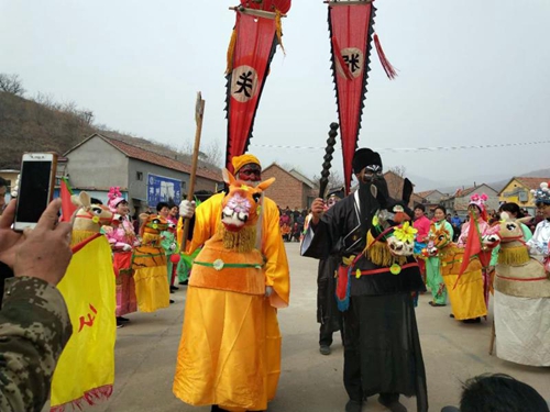 山东沂源:百年民俗“跑马灯” 喜气洋洋闹元宵