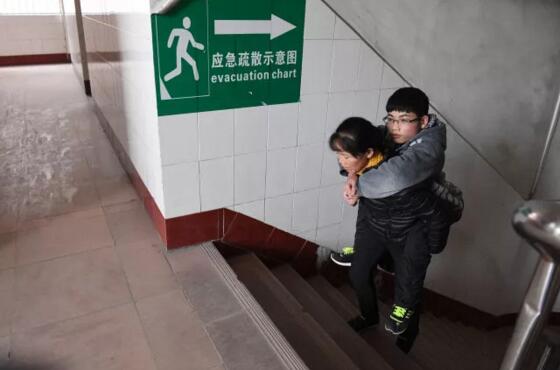 泪目！50岁的她背着儿子求学，只因为相信这一句话……