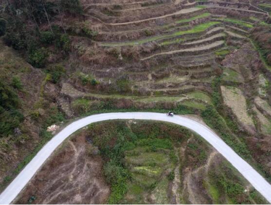 泪目！50岁的她背着儿子求学，只因为相信这一句话……