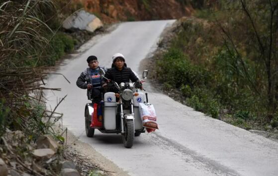 泪目！50岁的她背着儿子求学，只因为相信这一句话……