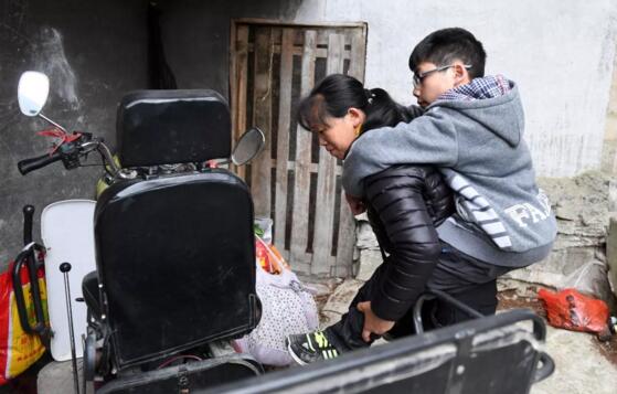 泪目！50岁的她背着儿子求学，只因为相信这一句话……