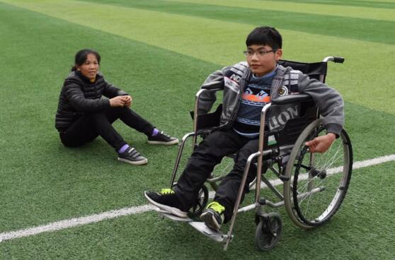 泪目！50岁的她背着儿子求学，只因为相信这一句话……