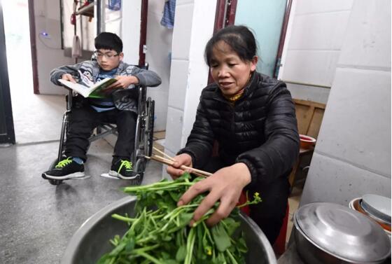 泪目！50岁的她背着儿子求学，只因为相信这一句话……