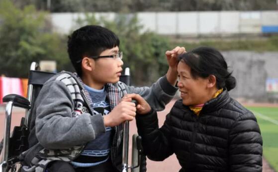 泪目！50岁的她背着儿子求学，只因为相信这一句话……