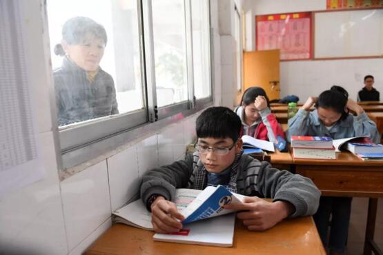 泪目！50岁的她背着儿子求学，只因为相信这一句话……