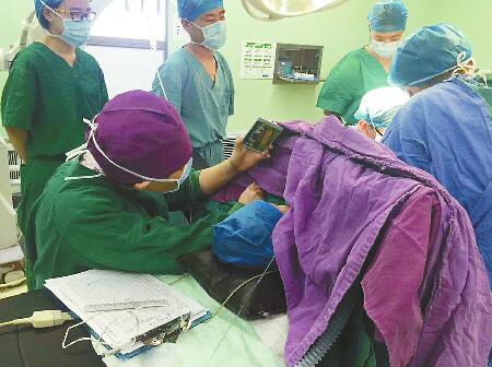 担心患儿手术哭闹护士半蹲1小时哄娃