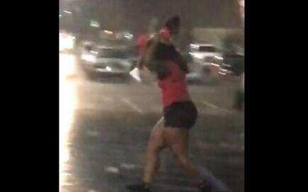 不可思议!高举小孩当伞挡雨遭疯传 奇葩妈