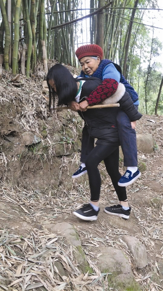 看哭!女孩背奶奶去看病 14岁小燕中途不知道歇了多少次