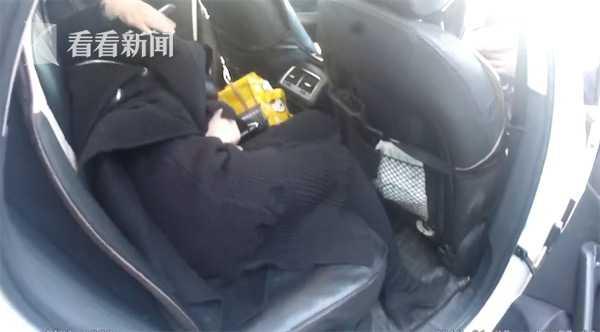 女司机突然变道被货车撞向山体 受伤还要负全责