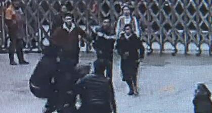 男女因闹分手退聘礼引群殴 最后查出女方是逃犯