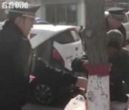 老太寒风中占道摆摊 城管买全部瓜子助其回家