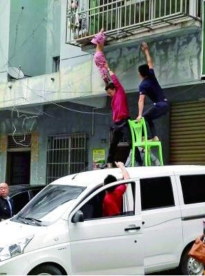 3岁女童头部卡防盗网 两托举哥施援手成功施救(图)