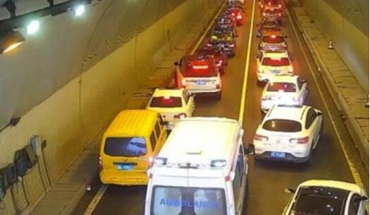 暖心！救护车隧道遇堵 车主五分钟让出“生命通道”