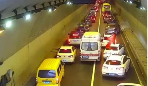 暖心！救护车隧道遇堵 车主五分钟让出“生命通道”