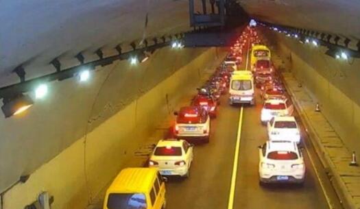 暖心！救护车隧道遇堵 车主五分钟让出“生命通道”