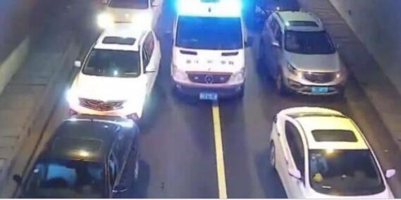 暖心！救护车隧道遇堵 车主五分钟让出“生命通道”