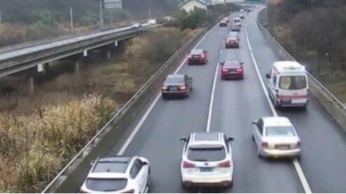暖心！救护车隧道遇堵 车主五分钟让出“生命通道”