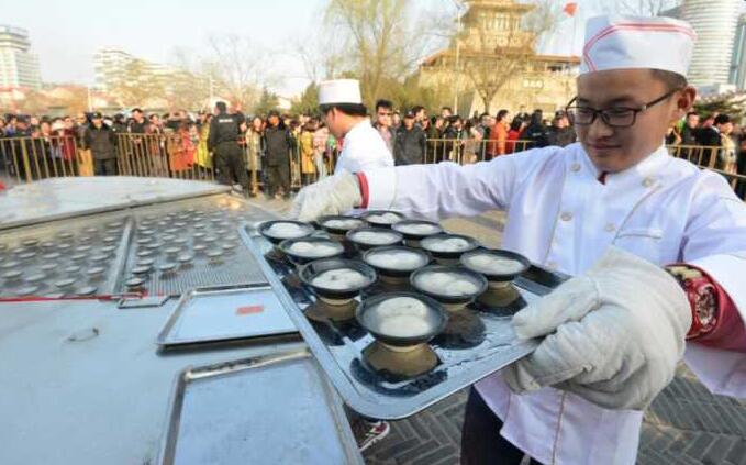 济南现六米六长铁锅煮元宵 现场千人围观品尝