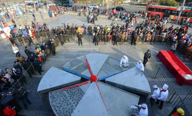 济南现六米六长铁锅煮元宵 现场千人围观品尝