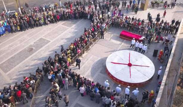 济南现六米六长铁锅煮元宵 现场千人围观品尝