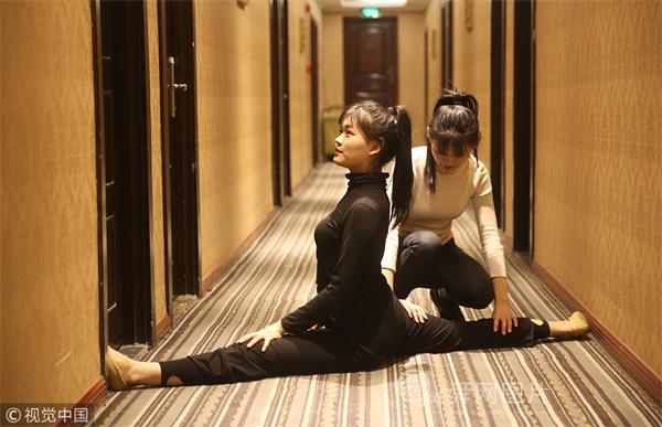 青岛：实拍双胞胎姐妹花艺考路