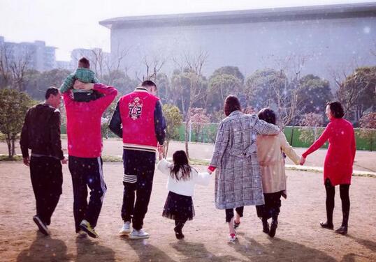 幸福爆棚!孙悦晒全家福 女儿