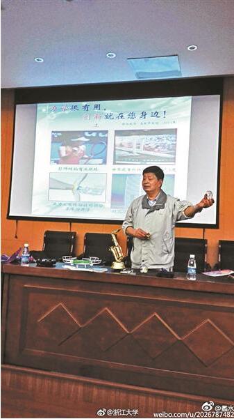 八旬教授用魔术讲力学成网红 爱跑小商品市场淘道具