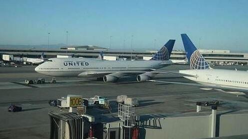 25岁男子误以为上错飞机 偷开逃生门从滑梯溜下后狂奔