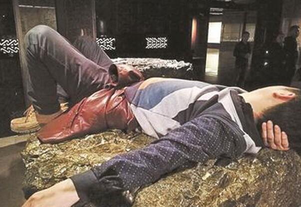 活久见！男子躺博物馆展品 直到妻子过来拍了他一下才从展品上起身