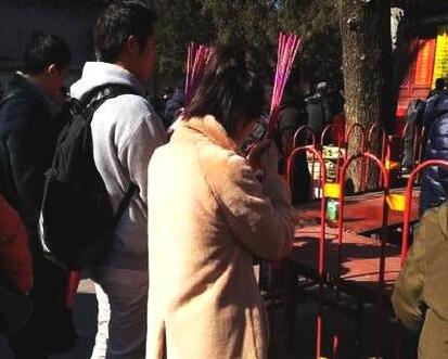 虔诚！周冬雨祈福被偶遇 