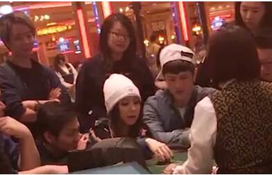 小赌怡情！邓紫棋去澳门赌场男友Mark作陪 赢了钱开心拍手没给小费