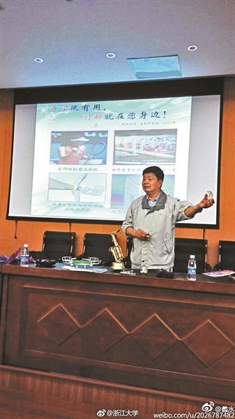 八旬教授用魔术讲力学成网红 爱跑小商品市场淘道具