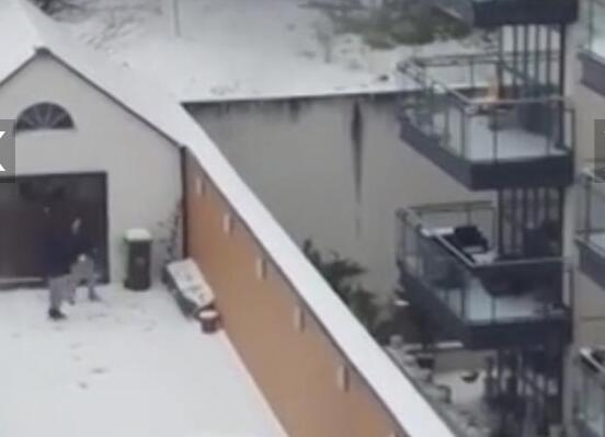 哭笑不得！警察抓贼打起雪仗 爱尔兰警察和贼打雪仗结果贼溜了