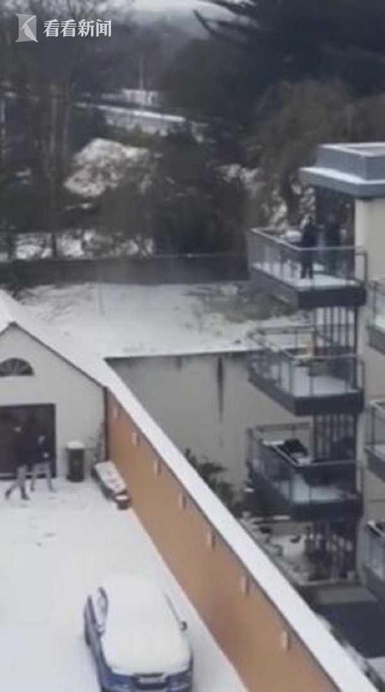 戏剧性一幕！警察抓贼打起雪仗 全程滑稽搞笑想不到竟把贼打跑了