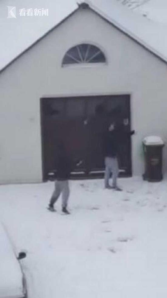 戏剧性一幕！警察抓贼打起雪仗 全程滑稽搞笑想不到竟把贼打跑了