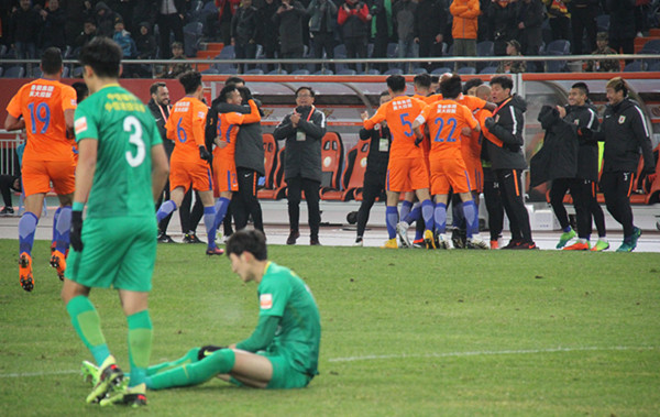 鲁能主场3：0完胜十人国安 取得新赛季开门红