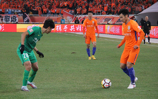 鲁能主场3：0完胜十人国安 取得新赛季开门红