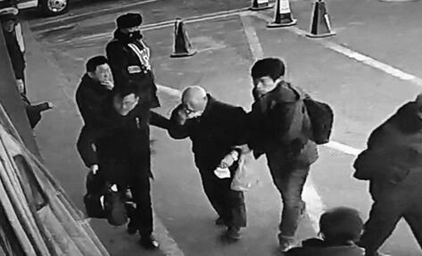 88岁老人摔倒后被扶就医 想对俩好心小伙当面表达感谢