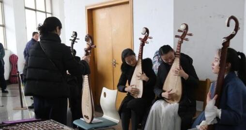 场面壮观!艺考楼道变演唱会 众多考生拼命大“秀”绝技