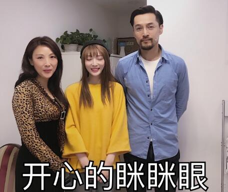 暖哭了!白血病女孩获胡歌赠票 留络腮胡与女生合照男人味十足