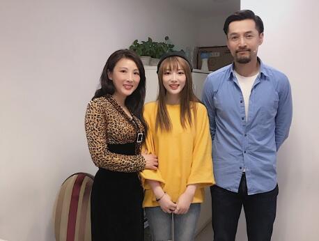 暖哭了!白血病女孩获胡歌赠票 留络腮胡与女生合照男人味十足