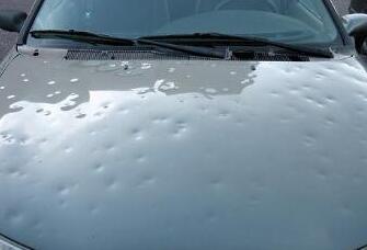 乒乓球大小！广西钟山下冰雹 不少车辆被冰雹砸出了凹坑